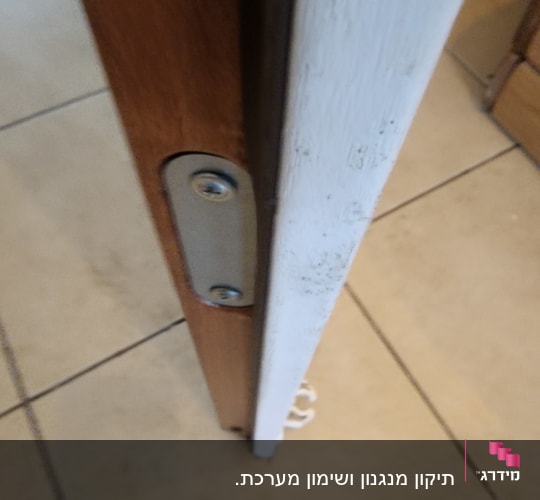 מנעול דלת עם לוחית מתכת וברגים